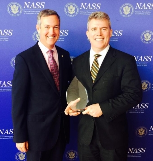 NASS President Tre Hargett, Tenessee Secretary of State, presents Secretary Gessler with the 2014 NASS IDEAS Award